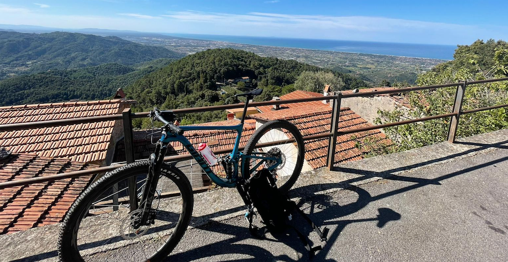 Tibor and our Anthem Advanced enjoying Versilia trails