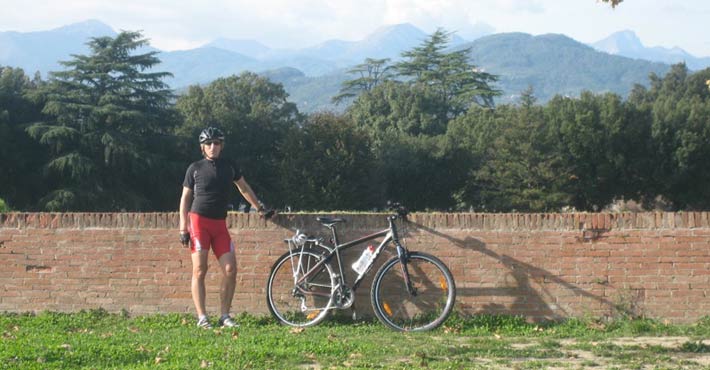 Il nostro cliente mentre visita Lucca durante il suo viaggio in Toscana