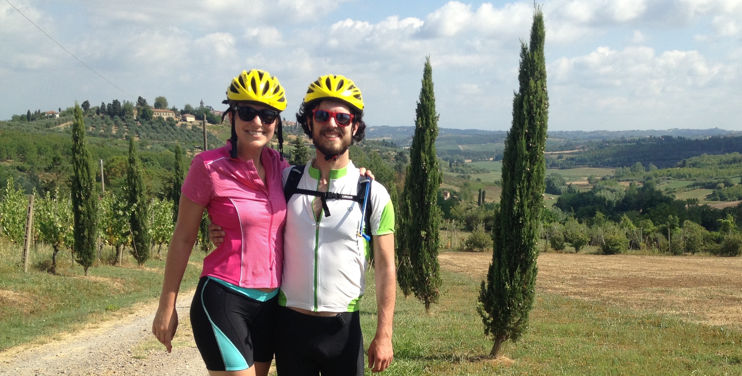 Sarah e Simon mentre si godono il Secret Tuscany self-guided bike tour su Hybrid bike