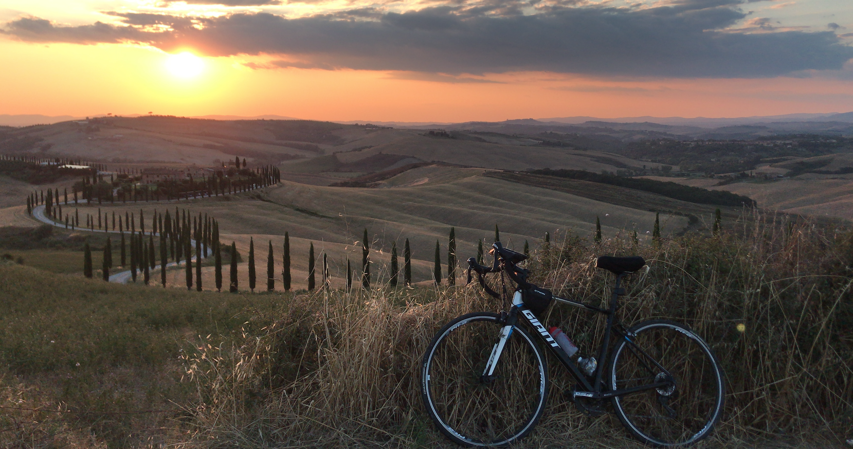 Flavia da Bucharest al tramonto sulle colline di Siena