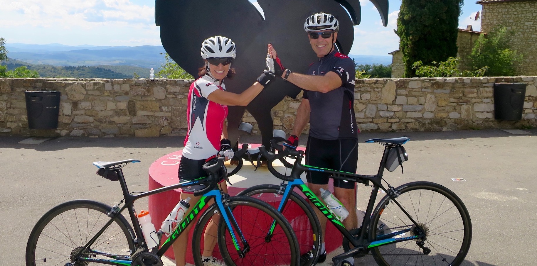 I signori Fortin dal Canada mentre girano la Toscana su una road bike