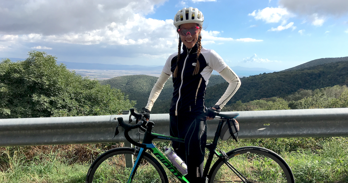 Lizzi da New York pedalando sulle colline in Maremma con una TCR Adv. PRO Di2