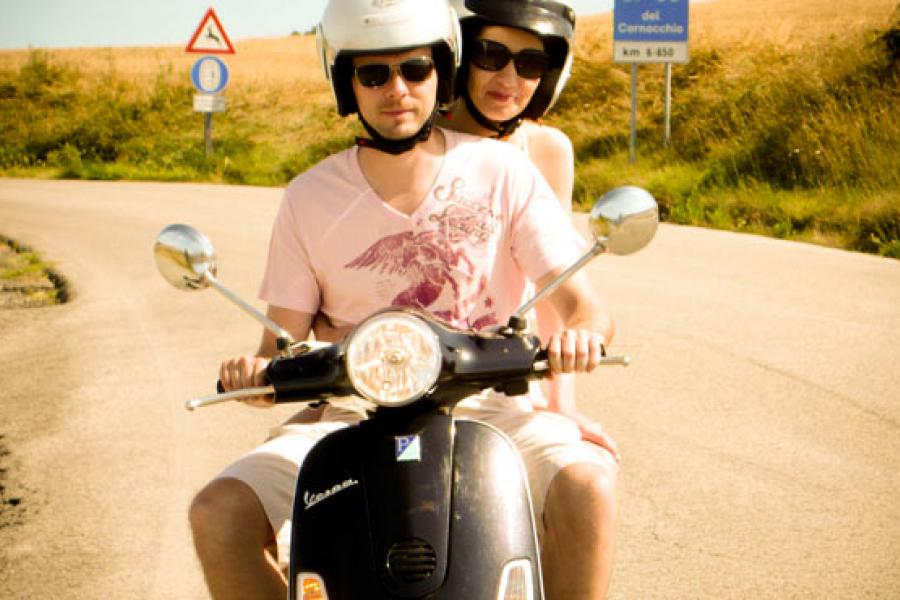 Un giro in Vespa sotto il sole nelle colline tra San Gimignano e Volterra