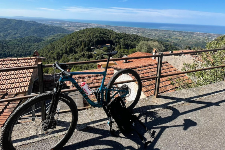 Tibor and our Anthem Advanced enjoying Versilia trails