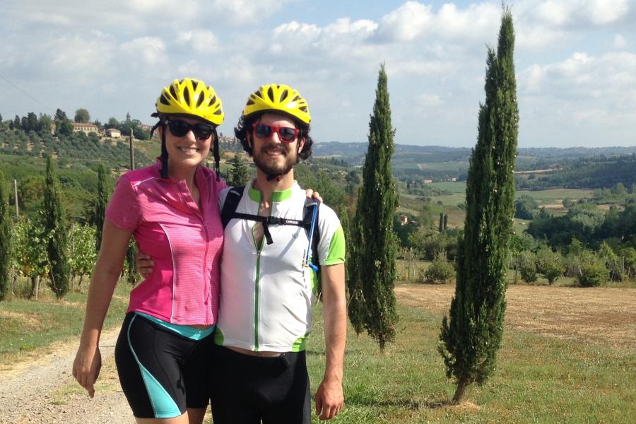 Sarah e Simon mentre si godono il Secret Tuscany self-guided bike tour su Hybrid bike