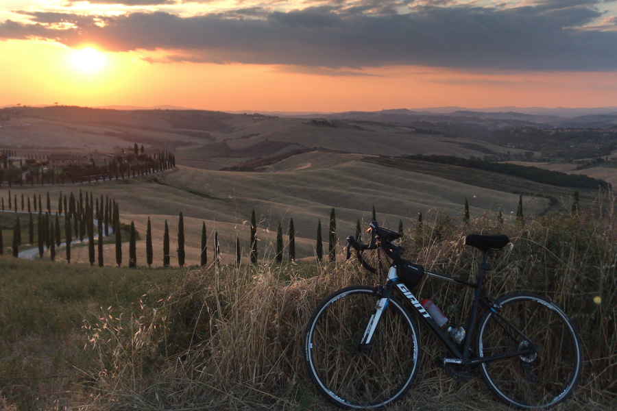 Flavia da Bucharest al tramonto sulle colline di Siena