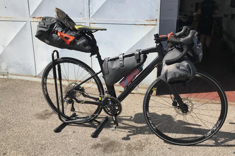 Il set di borse Ortlieb bikepaking è pienoe la nostra Gravel è pronta per un giro nelle campagne