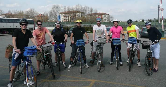 Giovani amici pronti per un giro della Toscana dall'aeroporto di Pisa