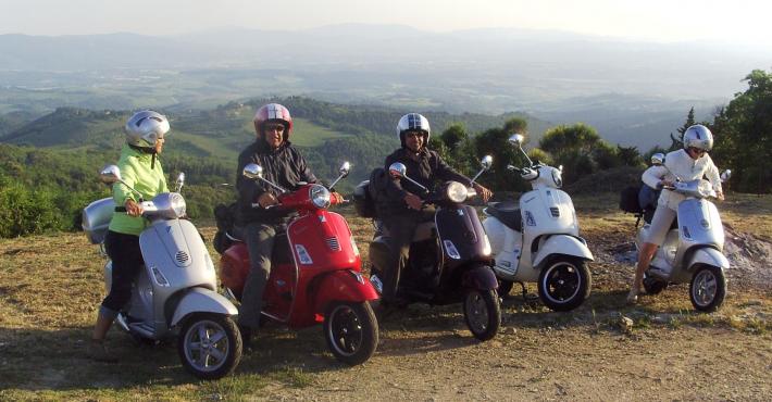 Un gruppo di amici felice alla fine del viaggio in Vespa