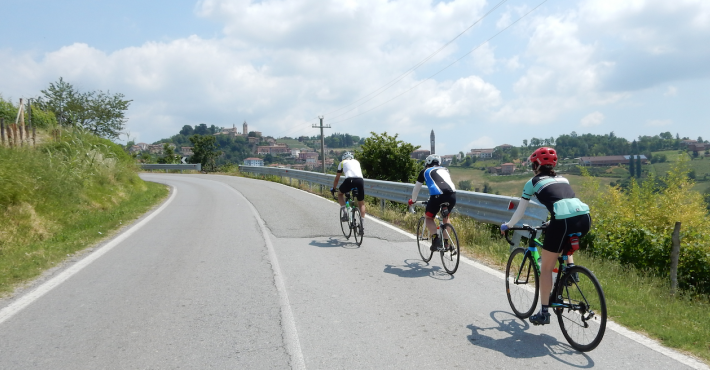 Rich e amici mentre pedalano sulle colline piemontesi