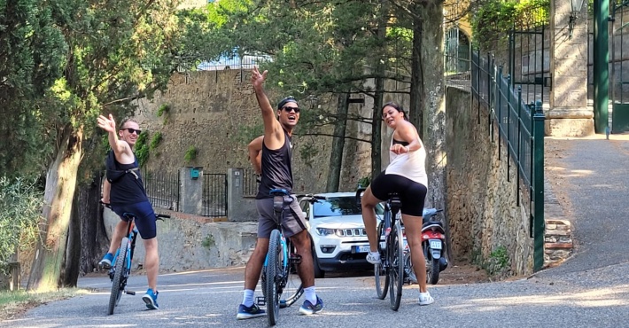 Laura&Friend riding Toscana gravel roads